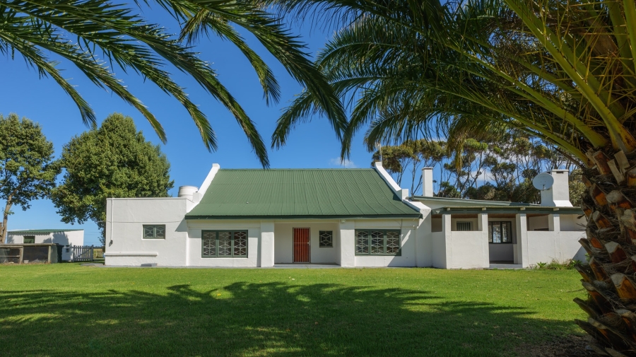 To Let 4 Bedroom Property for Rent in Struisbaai Western Cape